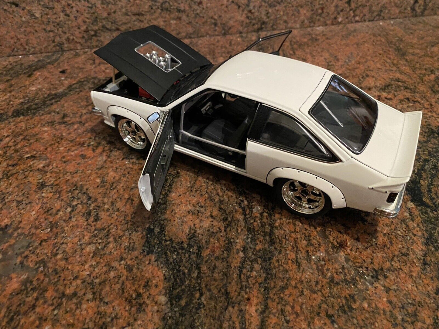 1/18 Modified Injected Holden LX Torana Ss Hatchback In Palais White