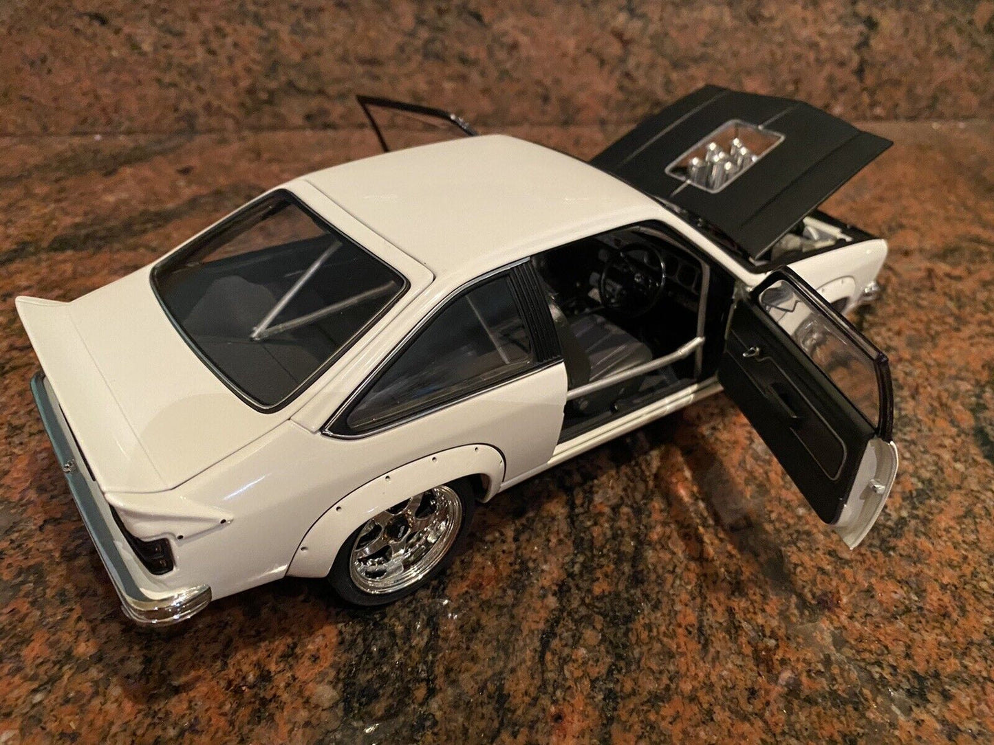 1/18 Modified Injected Holden LX Torana Ss Hatchback In Palais White