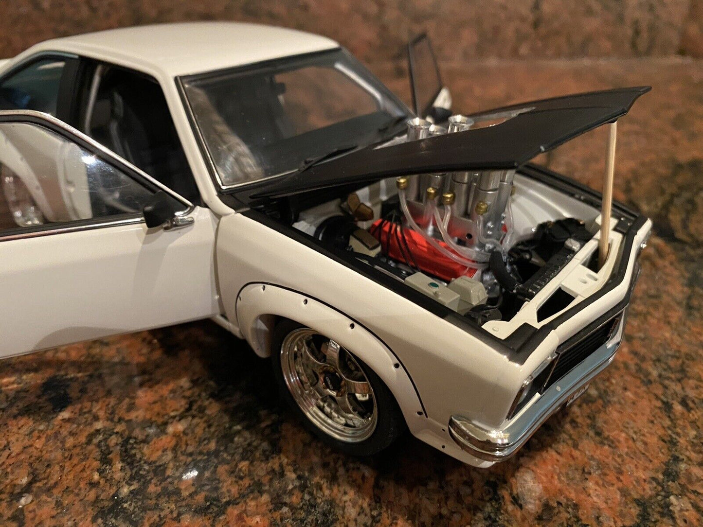 1/18 Modified Injected Holden LX Torana Ss Hatchback In Palais White