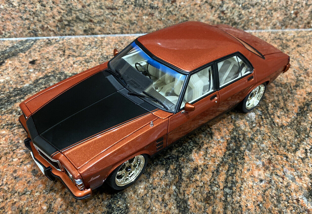 1:18 C/C Modified HX 4 Door In Persian Sand Metallic With Black Stripes