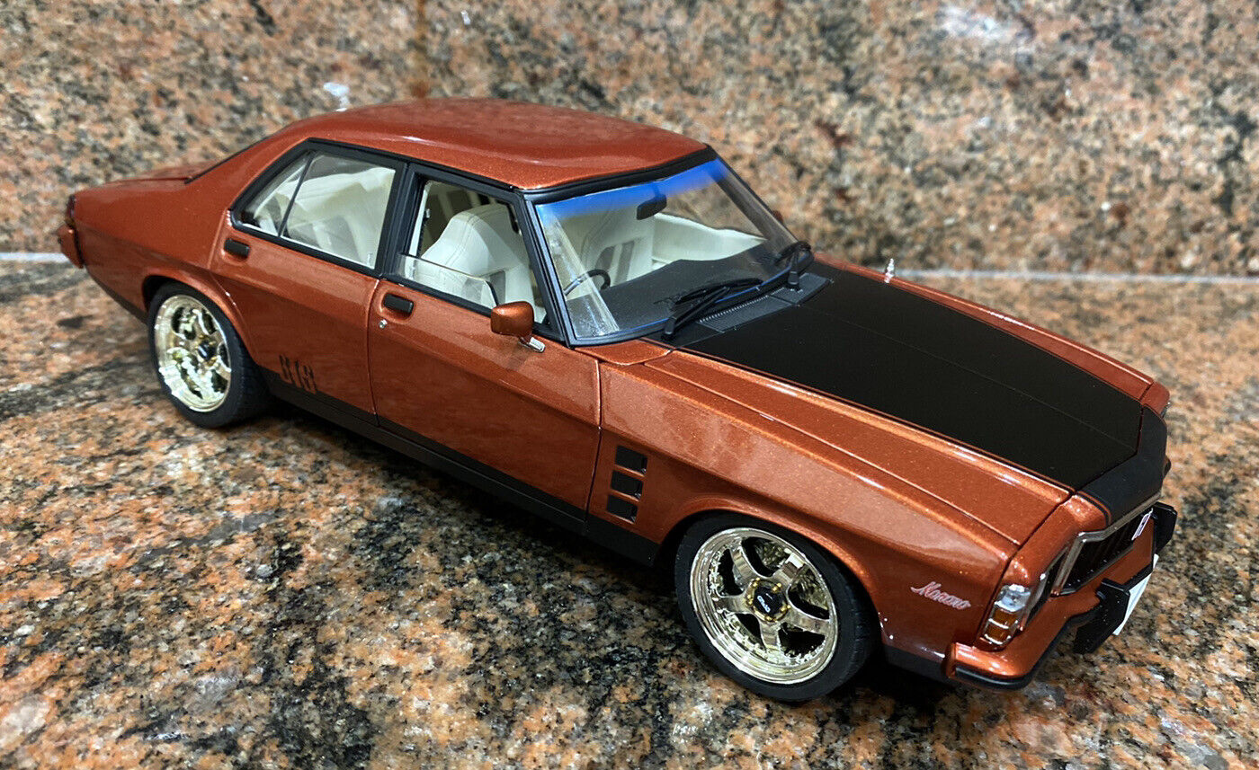 1:18 C/C Modified HX 4 Door In Persian Sand Metallic With Black Stripes